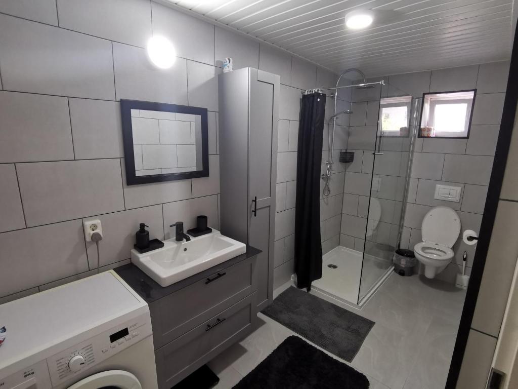 Modern bathroom at Guesthouse Fuik Curaçao