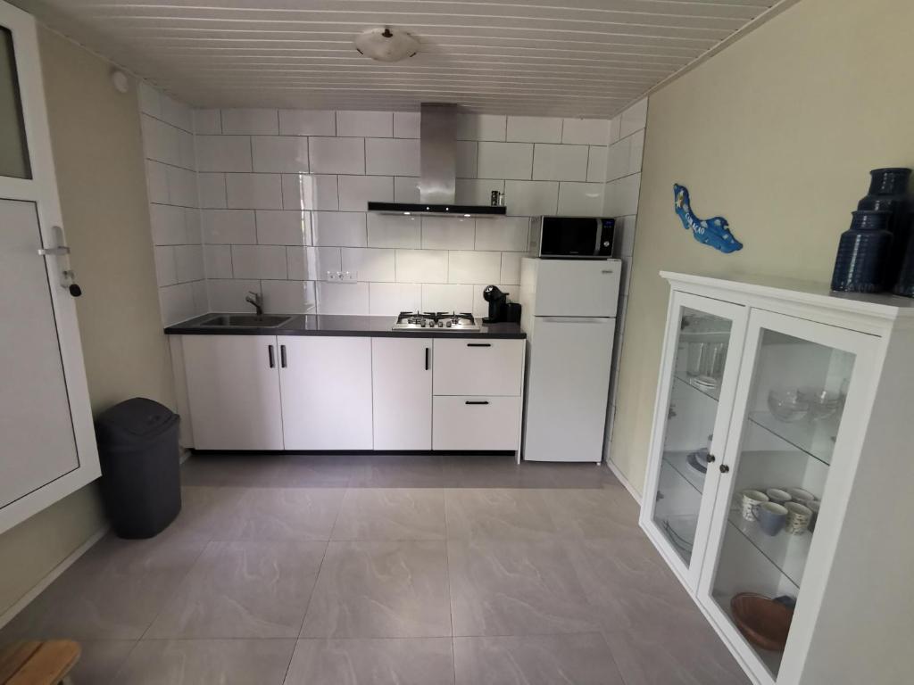 Fully equipped kitchen at Guesthouse Fuik Curaçao